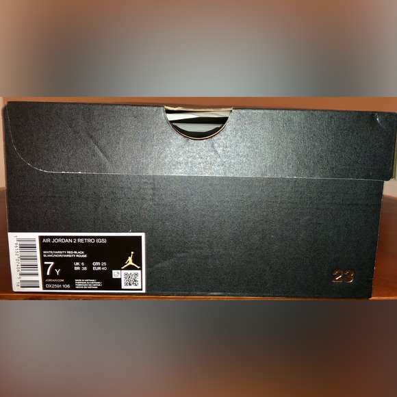 AIR JORDAN 2 RETRO “CHICAGO” BRAND NEW GRADE SCHOOL SIZE 7Y - Picture 2 of 2